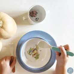 Petit Jour Taza Con Dos Asas Y Pico Extraible Pierre Rabbit Blanca - ^ Una Mesa