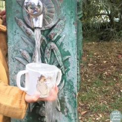 Petit Jour Taza Dos Asas Con Cano Extraible Ernest Et Celestine Blanco - ^ Una Mesa